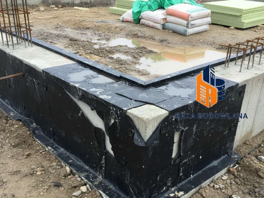 Prace przy hydroizolacji fundamentów pozwalające uniknąć kosztownych błędów budowlanych.