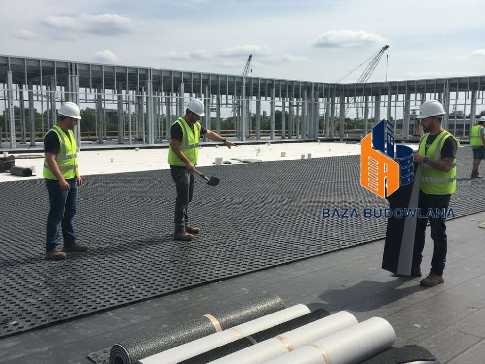 Czarna folia kubełkowa HDPE ułożona na dachu płaskim jako element systemu drenażu i ochrony izolacji.
