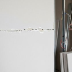 Pęknięcia na łączeniu płyt GK