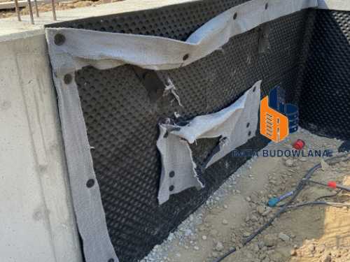 Montaż folii kubełkowej z geowłókniną: 5 krytycznych błędów wykonawców.