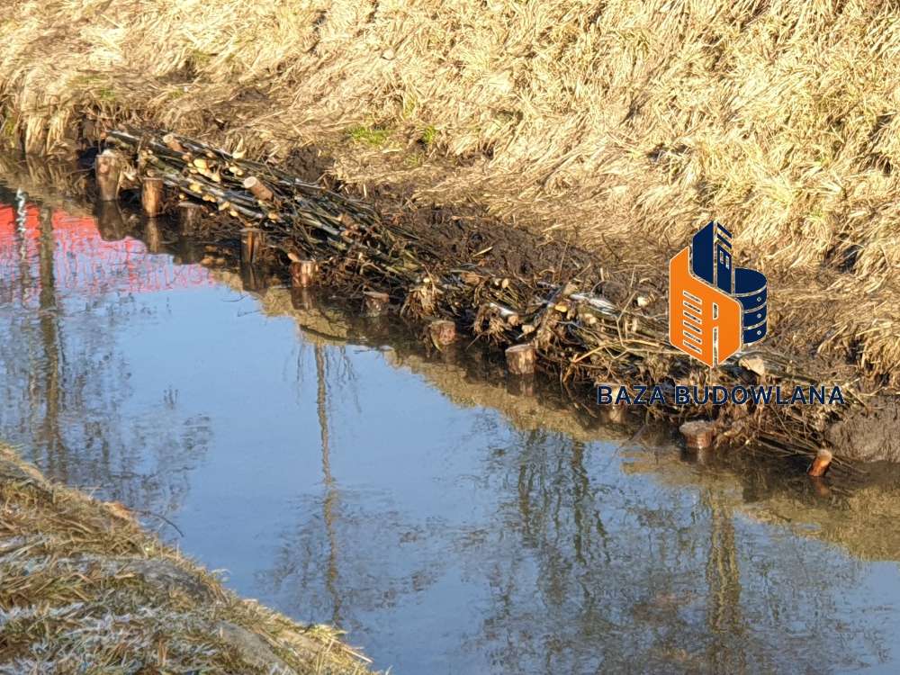 Kiszka faszynowa wiklinowa w formie walca z pęczków gałęzi do naturalnej stabilizacji brzegów i skarp.