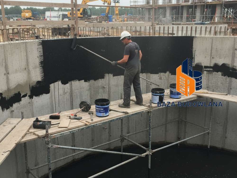 Uszczelnienie betonowego zbiornika na gnojowicę powłoką Maxepox Tar odporną na agresję chemiczną.