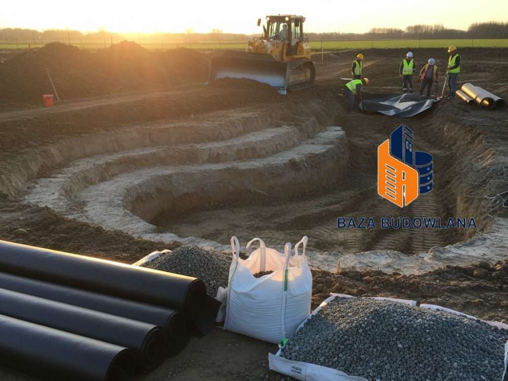 Budowa stawu rybnego krok po kroku – prace ziemne i przygotowanie terenu pod zbiornik na działce.