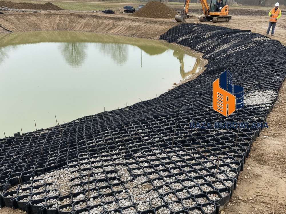 Geokrata komórkowa wzmacniająca brzeg stawu i chroniąca linię brzegową przed erozją.