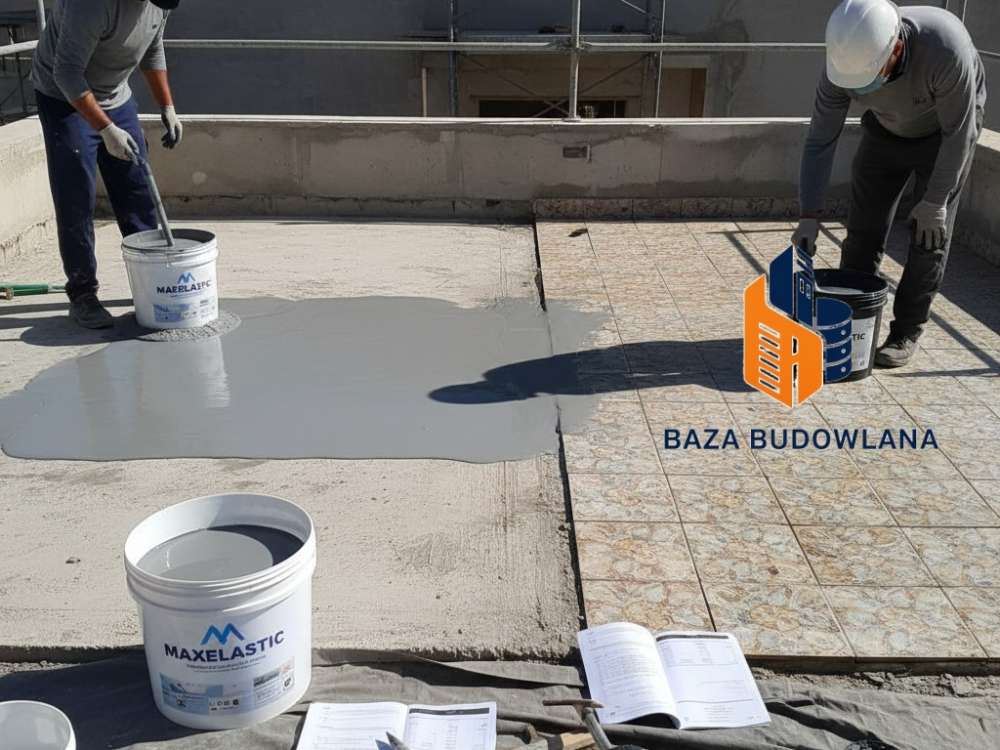 Bezbarwna guma w płynie tworząca szczelną warstwę hydroizolacji na płytkach tarasowych.