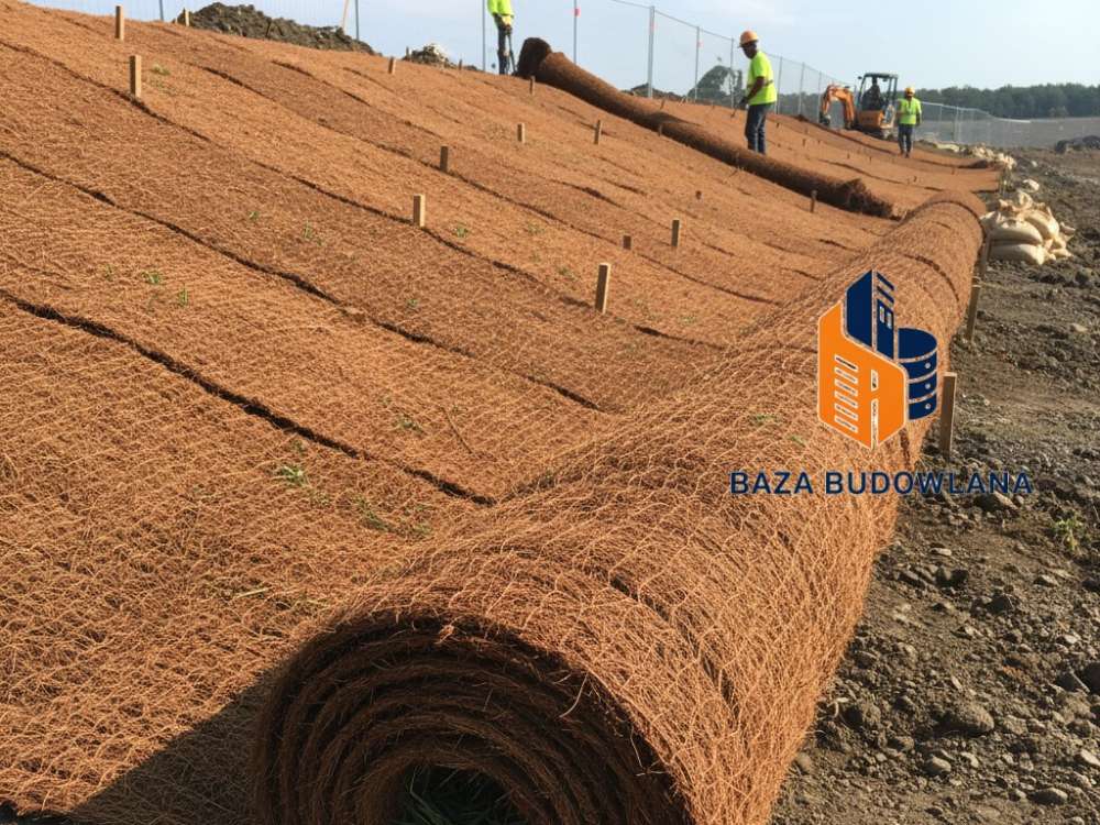 Naturalna mata kokosowa na skarpy zabezpieczająca strome zbocze przed erozją powierzchniową.