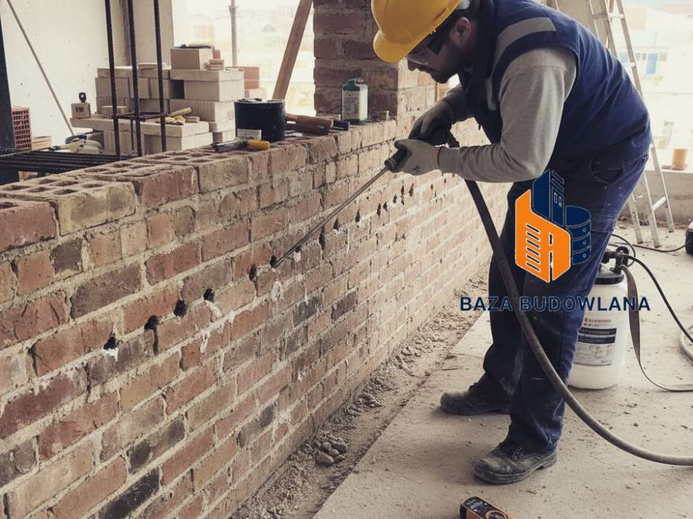 Naprawa izolacji poziomej metodą iniekcji krystalicznej tworzącej szczelną przeponę poziomą w murze.