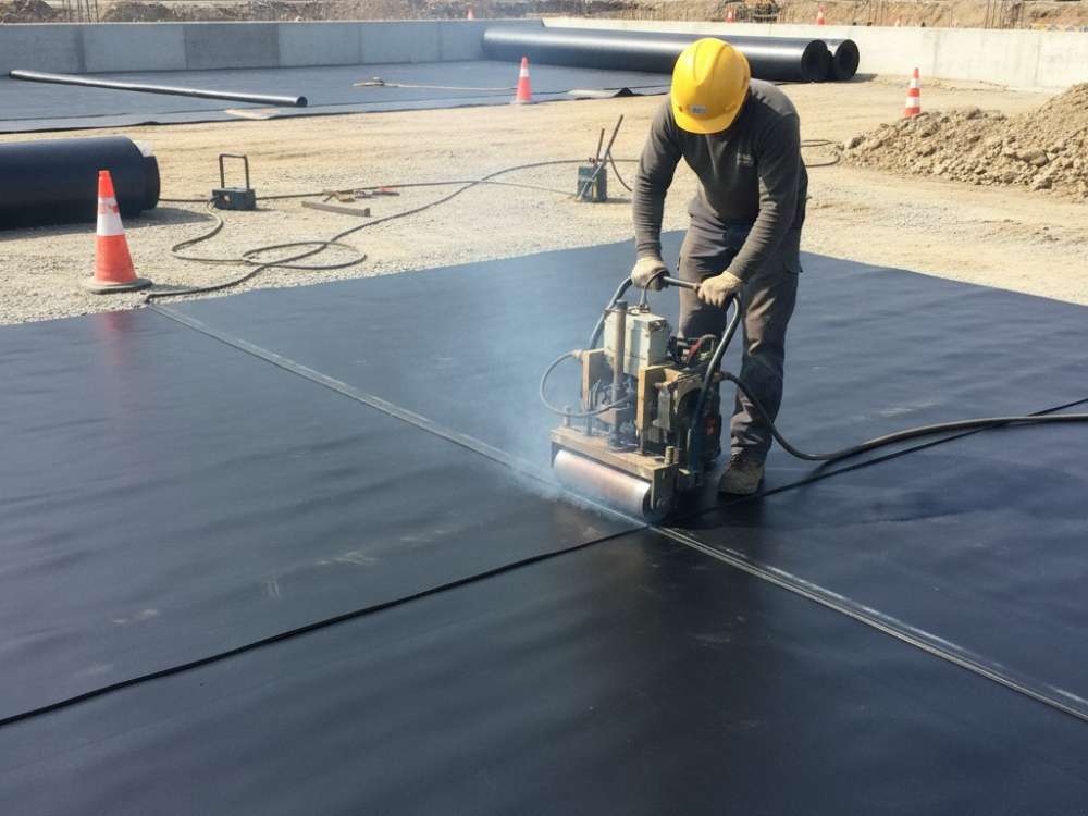 Szczelność bez kompromisów – profesjonalne usługi zgrzewania geomembrany PEHD