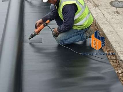 Płyta szczelna na stacji paliw – dlaczego PEHD wygrywa z betonem wodoszczelnym?