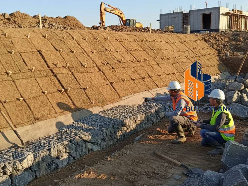 Maty przeciwerozyjne ułożone na zboczu jako skuteczne zabezpieczenie skarpy przed rozmywaniem.