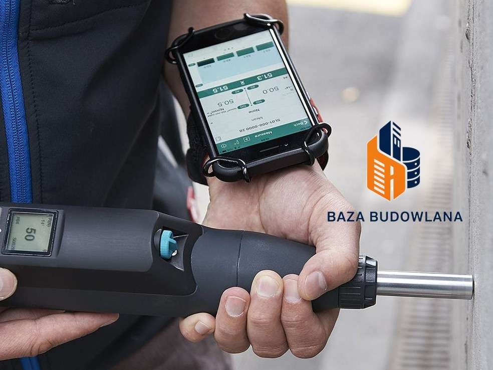 Pomiar twardości betonu młotkiem Schmidta na ścianie konstrukcyjnej metodą sklerometryczną.