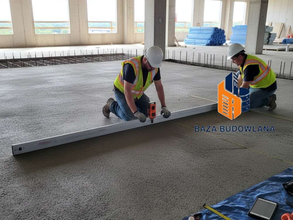 Specjalista wykonujący badanie równości posadzki i audyt płaskości nawierzchni betonowej.