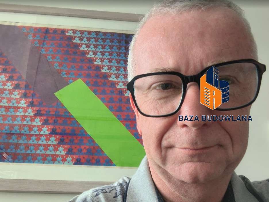 Inżynier analizujący projekt w ramach doradztwa technicznego i doboru materiałów budowlanych.