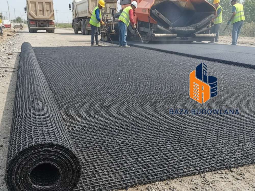 Geosyntetyk wzmacniający układany na starej nawierzchni asfaltowej przed położeniem nowej warstwy.