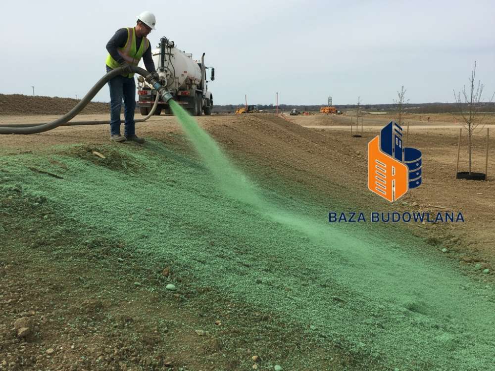 Hydrosiew na stromym nasypie jako metoda na szybkie zazielenienie i naturalne wzmocnienie skarpy.