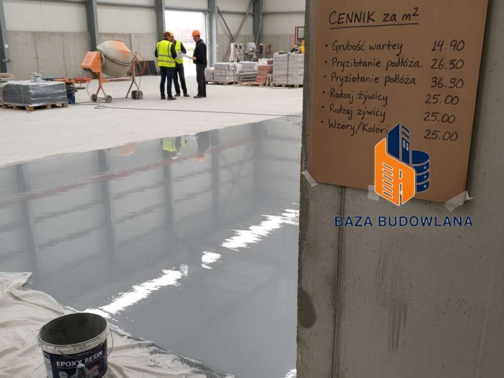 Nowoczesna posadzka epoksydowa w salonie – estetyczne i trwałe wykończenie powierzchni z żywicy.