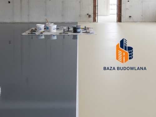Posadzka epoksydowa czy poliuretanowa? Porównanie systemów żywicznych