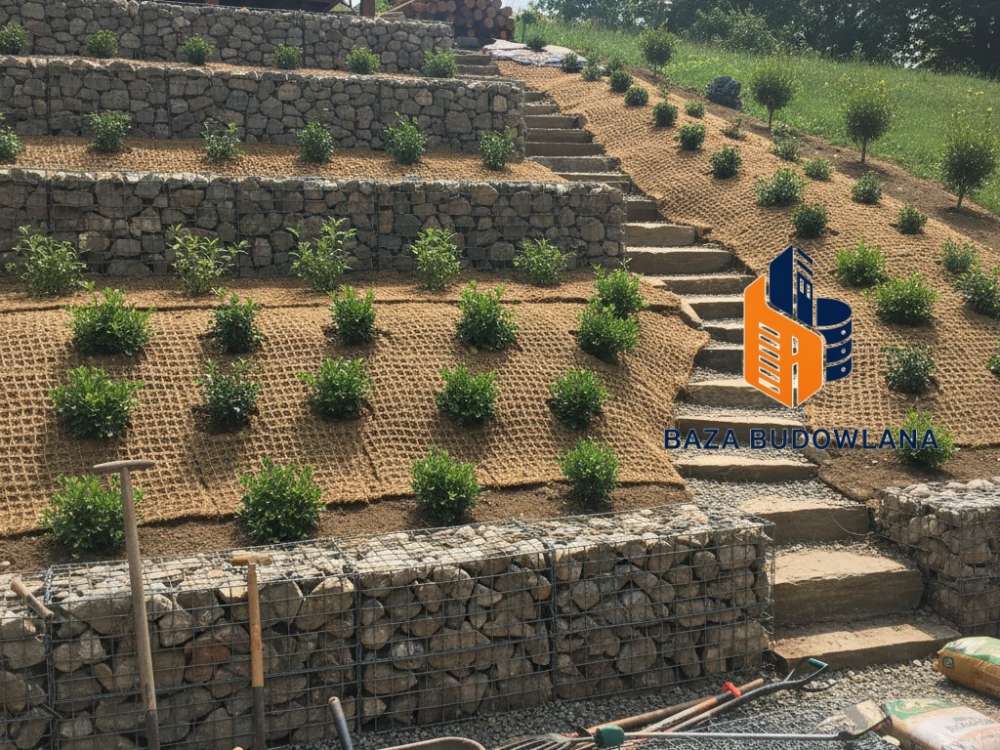 Stabilizacja skarpy w ogrodzie z wykorzystaniem roślin i nowoczesnych systemów wzmacniających.